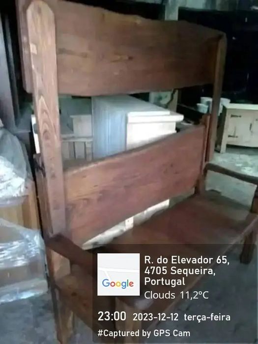 Restos do antigamente. Velharias em castanho maciço e peças decorativa