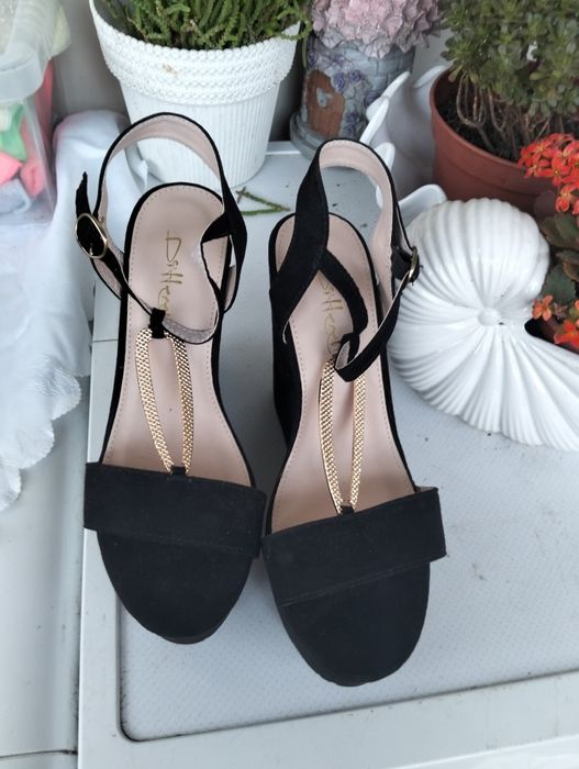 Sandálias novas pretas e vermelhas 38