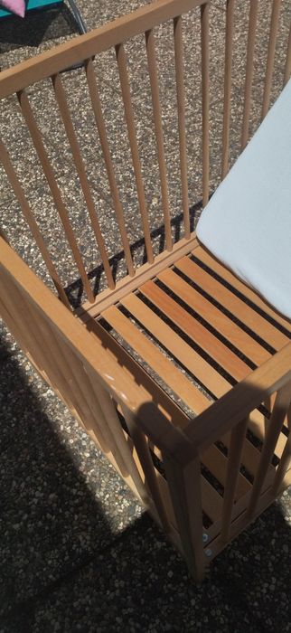 Cama de bebé em madeira com colchão
