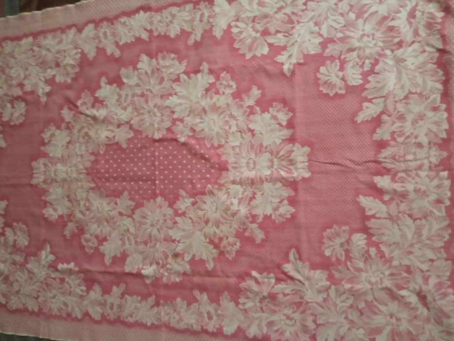 Покривало на диван.Коврики.