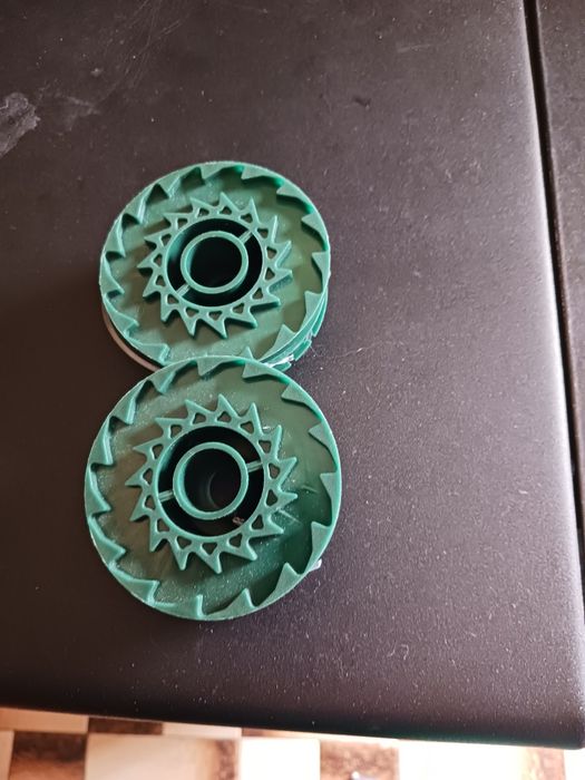 Aparador de relva com mais dois rolos de fio,com pouco uso,