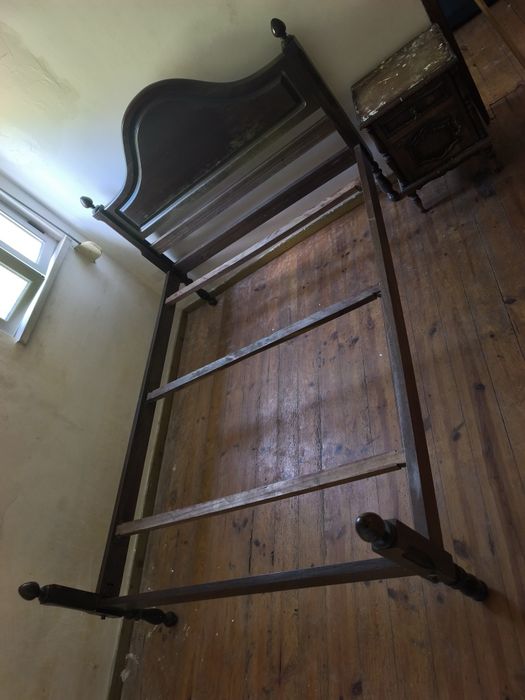 Cama de casal de madeira.