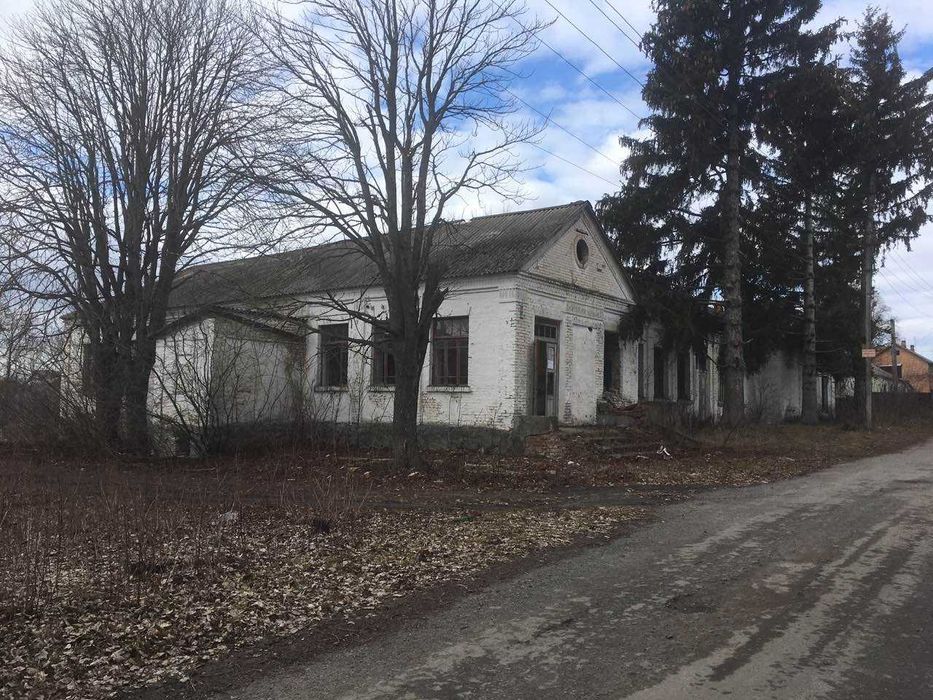 Одноповерхова будівля S= 439,3 м2. Махаринці, вул. Центральна, 5