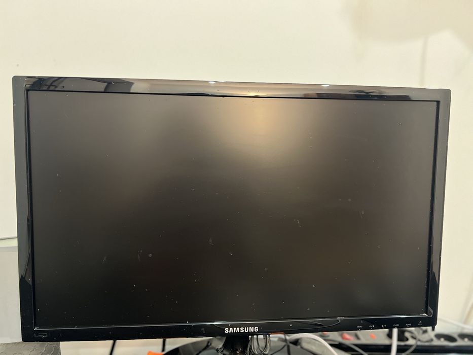 Komputer stacjonarny wraz z monitorem