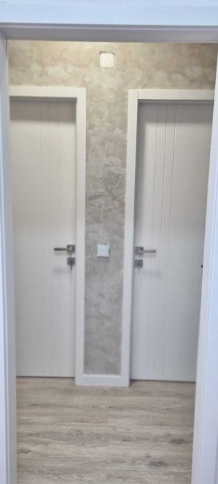 Porta int. WPC riscas/ Lisa branco lacado+ferragens+aduela+guarnições