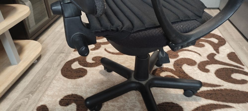 Комп’ютерний стіл + механічне крісло з регулюванням висоти та нахилом