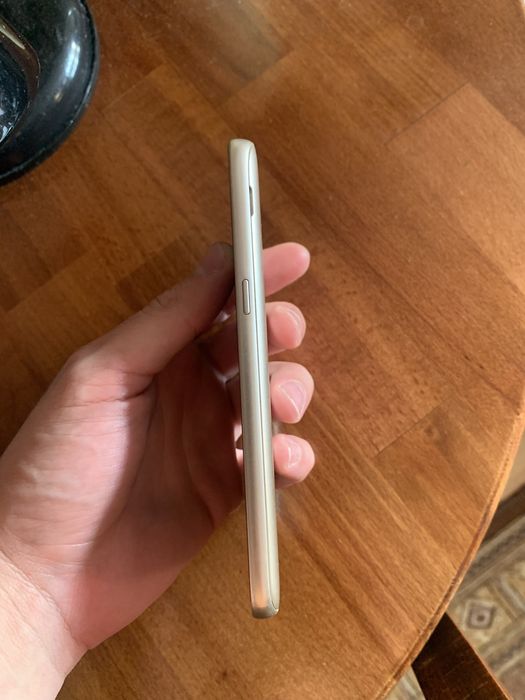 Сенсорний телефон Samsung j2 16gb в хорошому стан