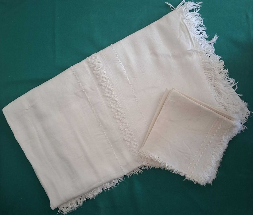 Magnífica Toalha antiga em linho, bordada manualmente, com 06 guardanapos - 260x145cm