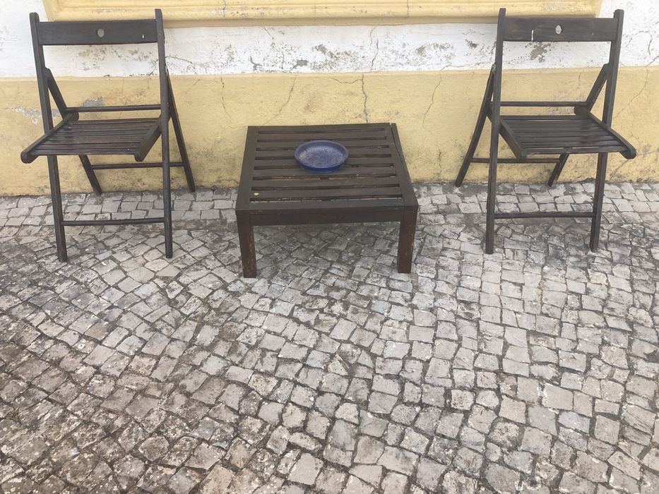 Mesa e duas cadeiras de jardim