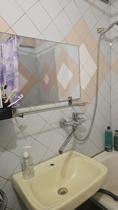 Продам у тихому місці 2-ох кімнатну квартиру мебльовану
