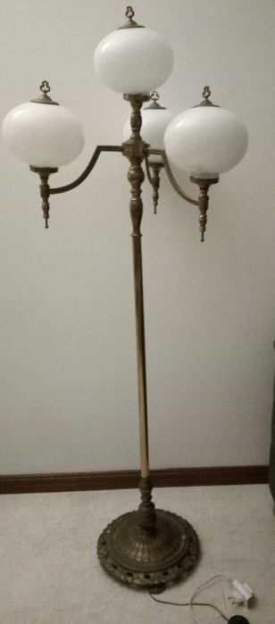 Candeiro de pé muito antigo em boas condições, pé em bronze