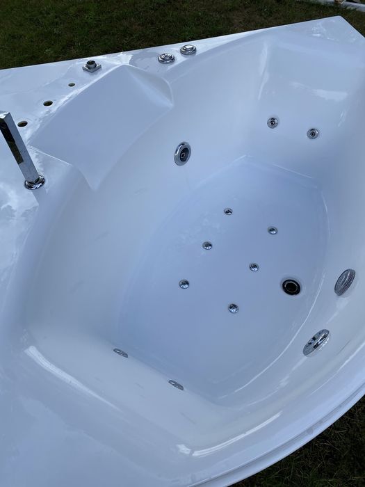 Wanna narożna z hydromasażem