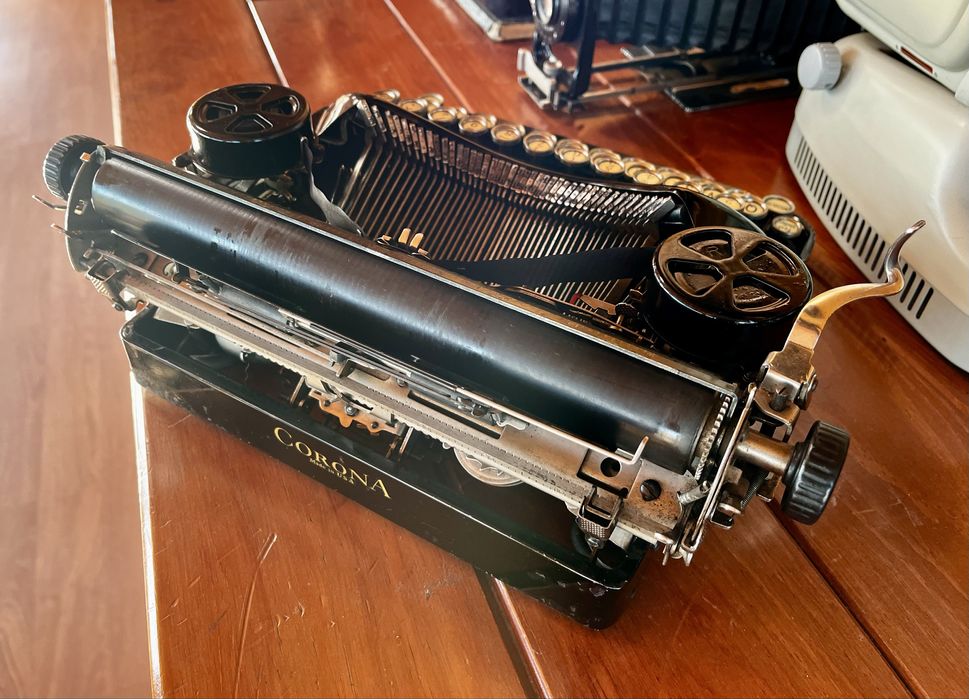 Antiga maquina de escrever Corona