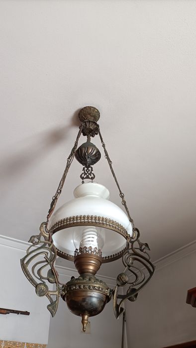 Lanterna com vidro branco leitoso com chaminé