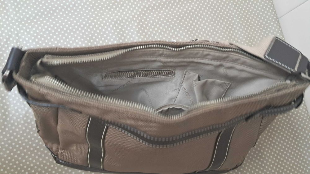 Mala original Tommy Hilfiger pele castanha e tecido bege, como nova