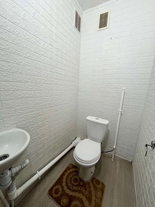 Здам двокімнатну квартиру на п’ятому поверсі біля метро