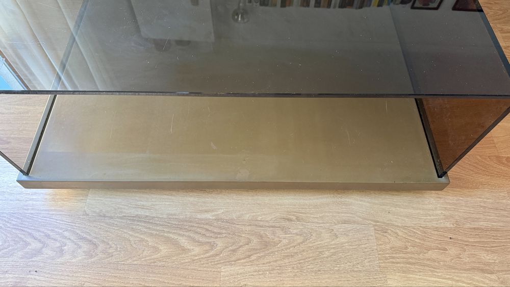 Mesa de vidro escuro