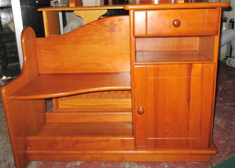 Móvel com banco de cor mel