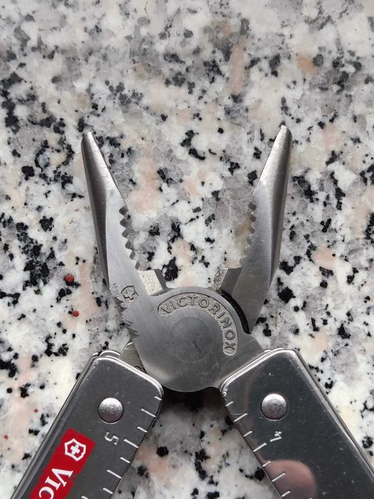 Multitool Victorinox SwissTool z etui