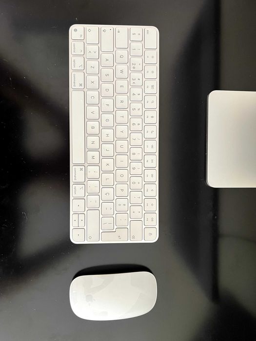 iMac APPLE Cinzento (24'' - Apple M3 8-core - RAM: 8 GB - 256 GB SSD - GPU 8-Core)