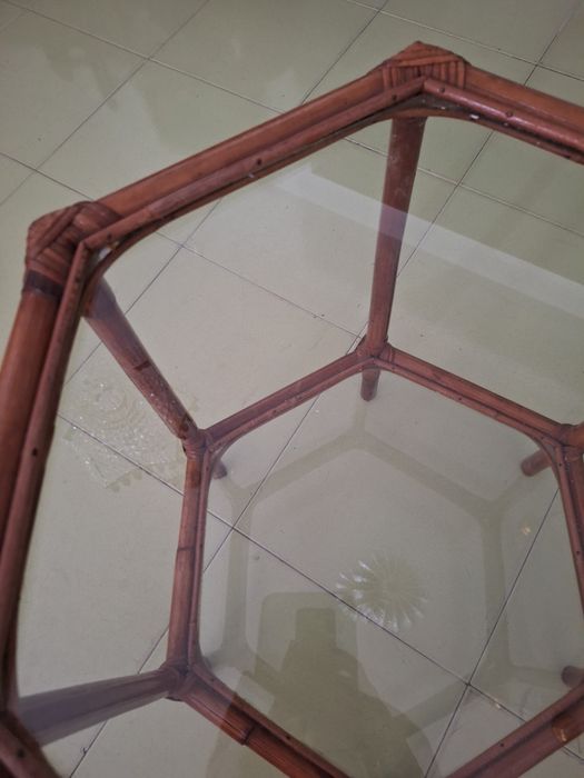 Mesa de centro hexagonal de bambu  c/ 2 bases em vidro