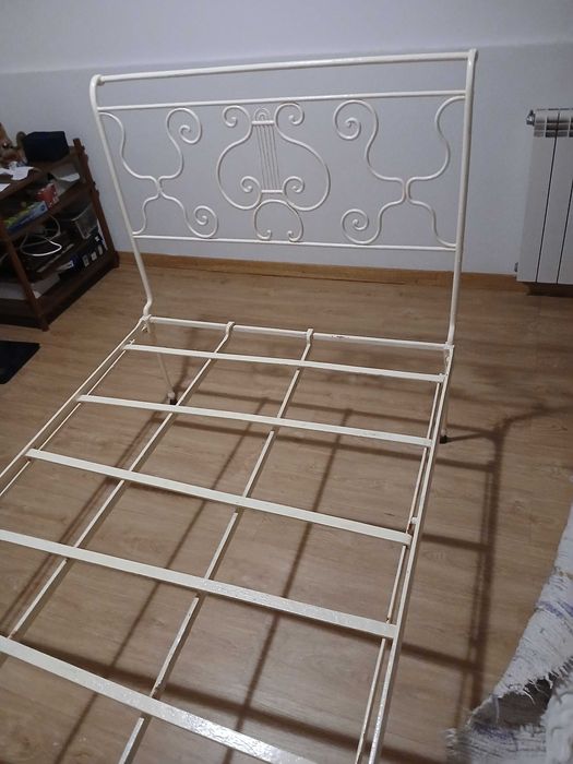 Vendo cama antiga de ferro forjado