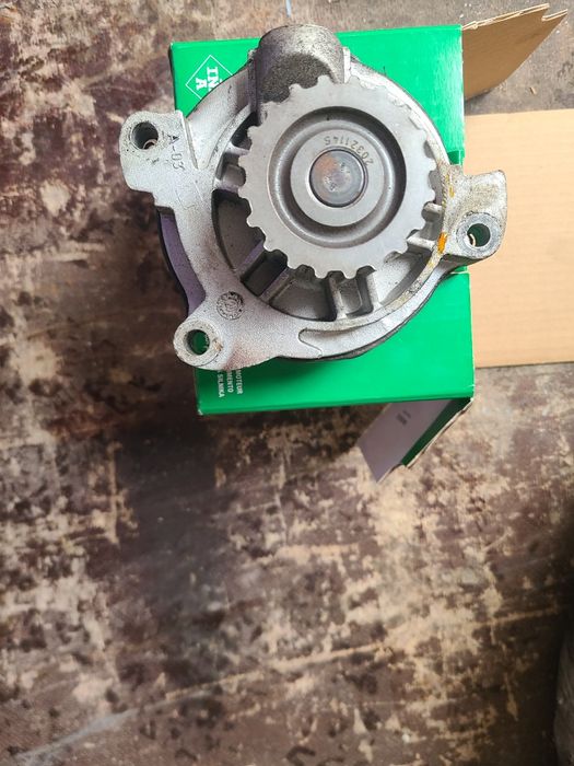 Продам помпу Фольксваген лт 35 2.5  AVR