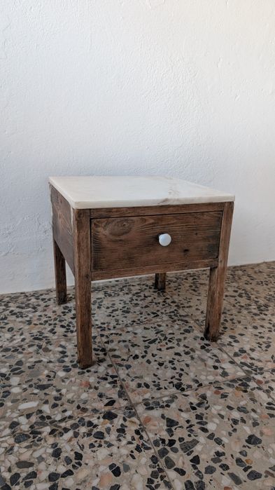 Mesa de cabeceira antiga com tampo em mármore