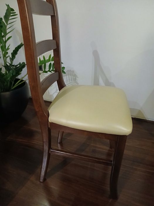 Conjunto de 8 cadeiras de sala de jantar, estrutura em madeira e assento em pele, faceis de limpar, em excelente estado de conservação.