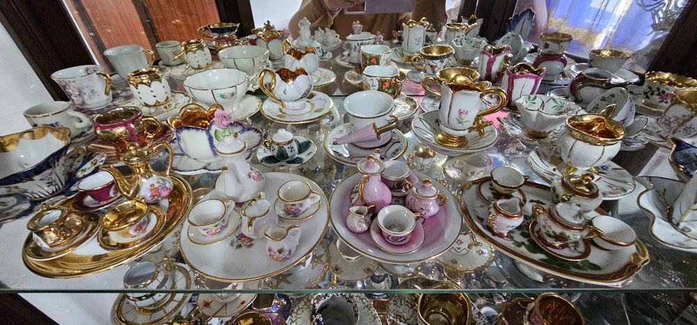 Conjunto de Chávenas de Porcelana, incluindo várias Limoges