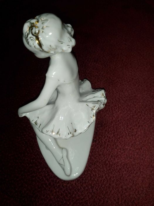 Статуетка. Статуетка фарфорова