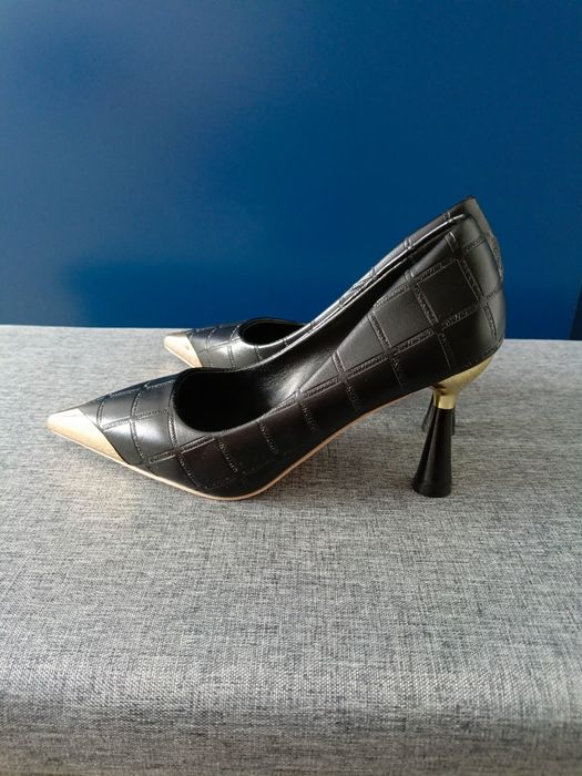 Szpilki czarne ze złotymi dodatkami