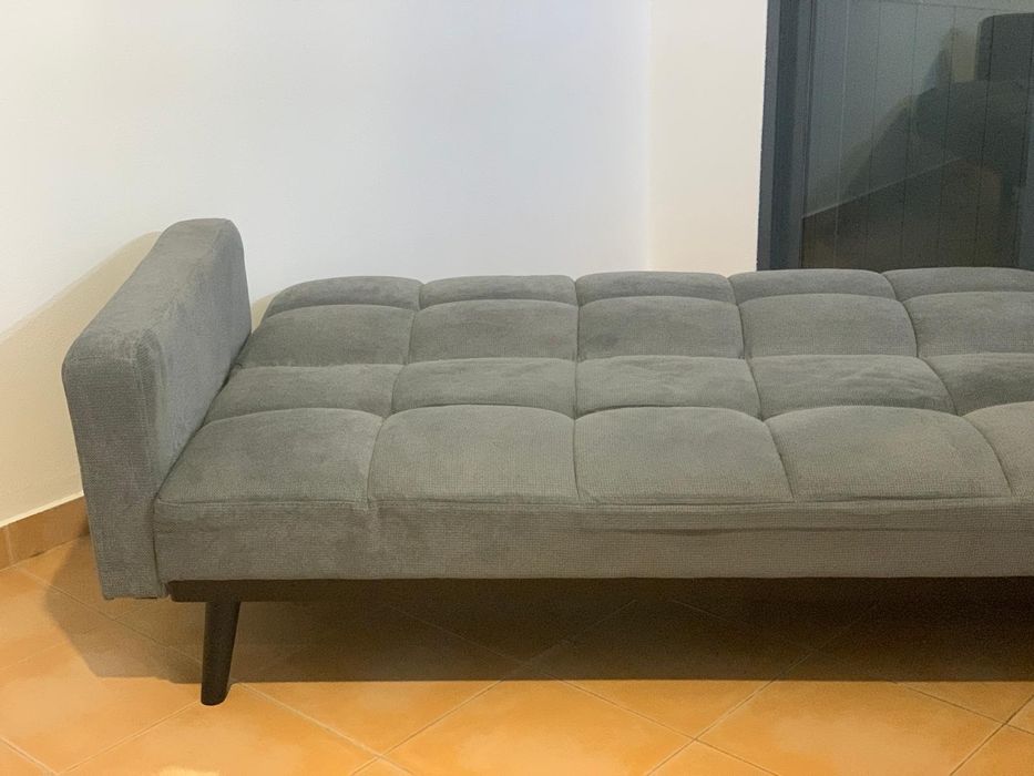 Sofá-cama em cor cinza