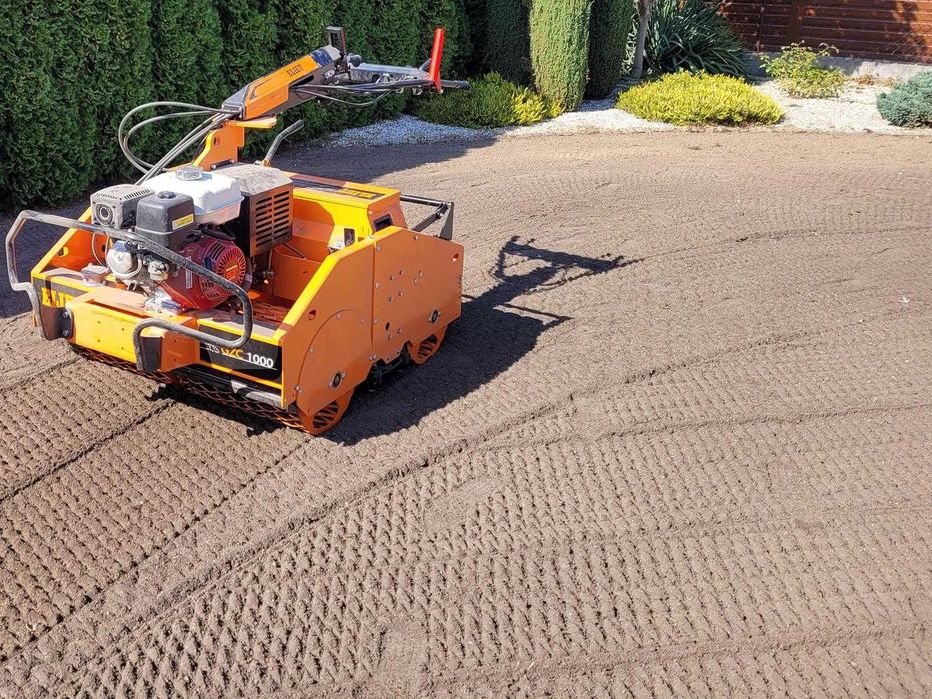 Siew trawy Maszynowy wysiew Siewnik do trawy Trawnik domowy boisko