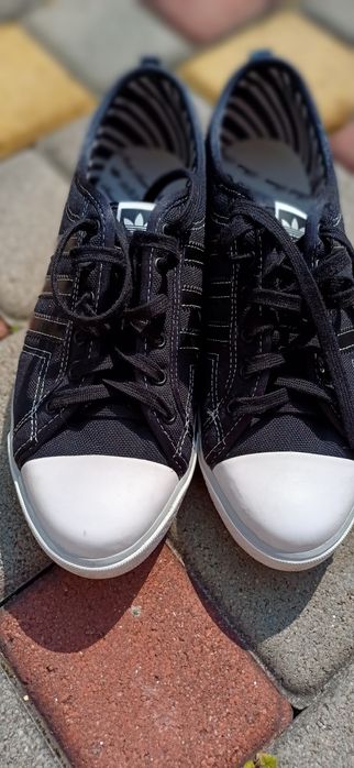 Кеди з текстилю Adidas.