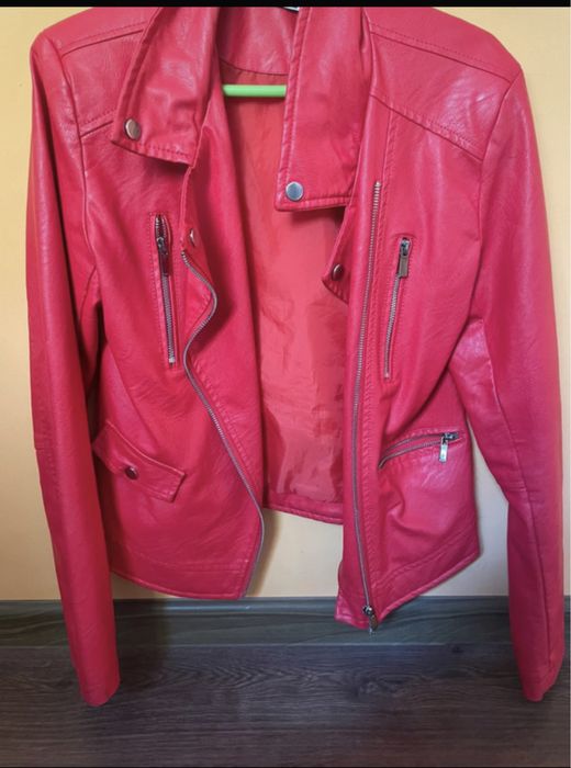 Czerwona skórzana kurtka