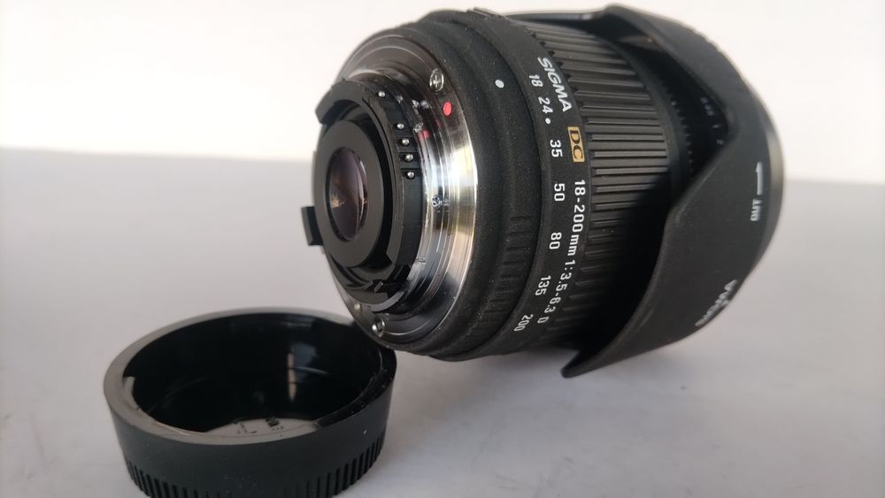 Para Nikon. Objetiva superzoom Sigma 18-200mm f/3.5-6.3 DC