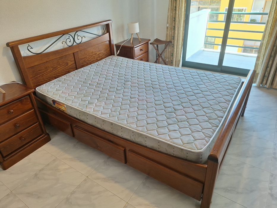 Mobilia Quarto Cama, colchao, 2 mesinhas