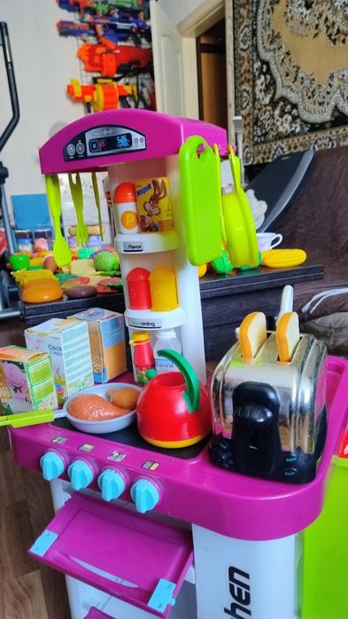 Дитяча кухня, мікрохвильова, тостер, їжа, приладдя