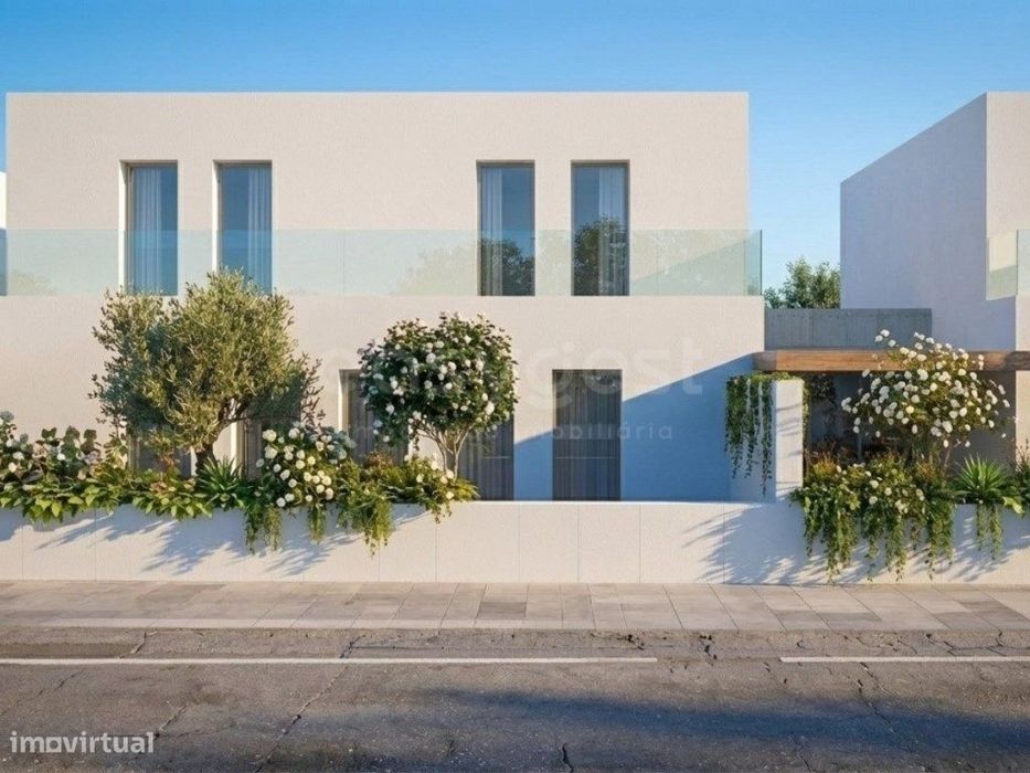 Lote 465 m2 para construção de moradia com 2 pisos e garagem em Tor...
