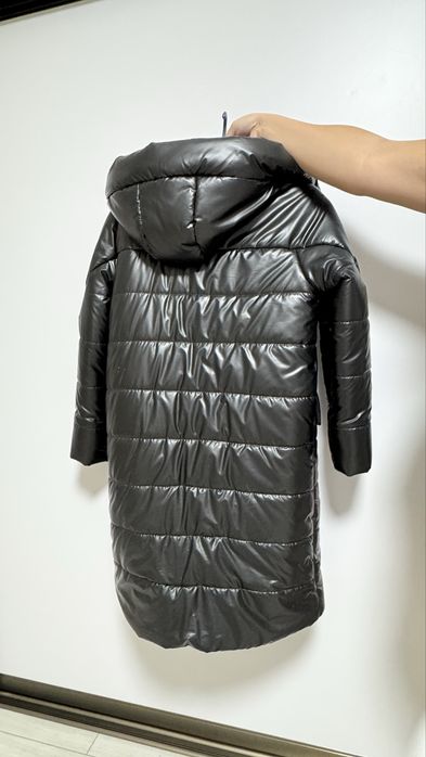 Нове чорне зимове пальто.