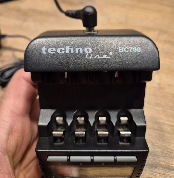TECHNOLINE BC-700 Ładowarka  Mikroprocesorowa