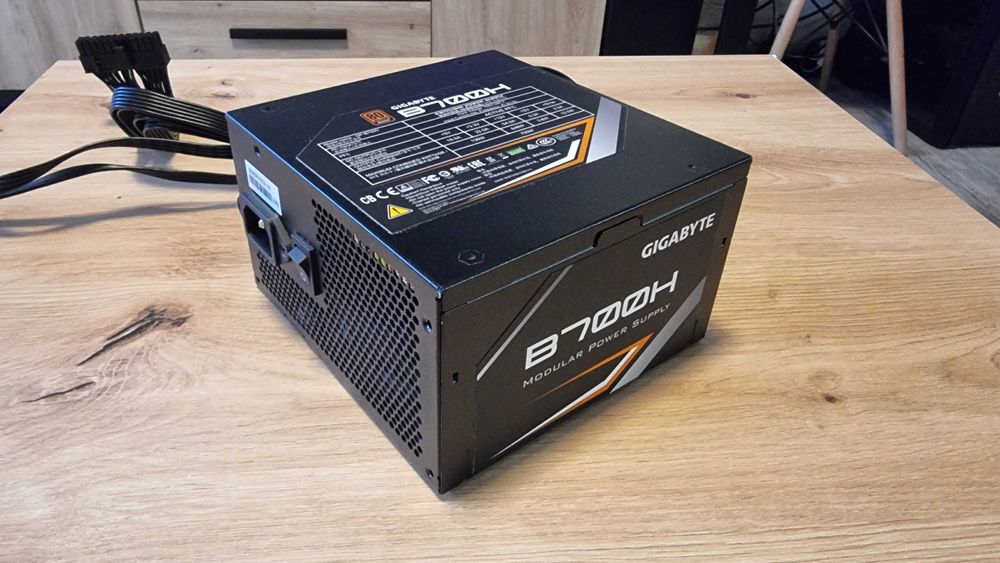 Zasilacz Gigabyte B700H 700W