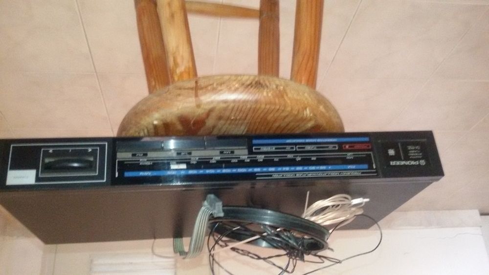 Bloco de rádio de antiga aparelhagem Pionner.