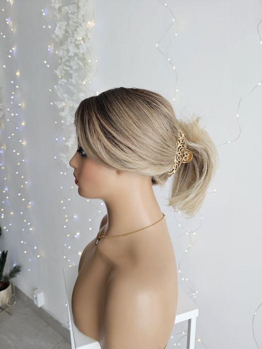 Peruka Premium Kim średnia piaskowo beżowy blond  naturalny efekt