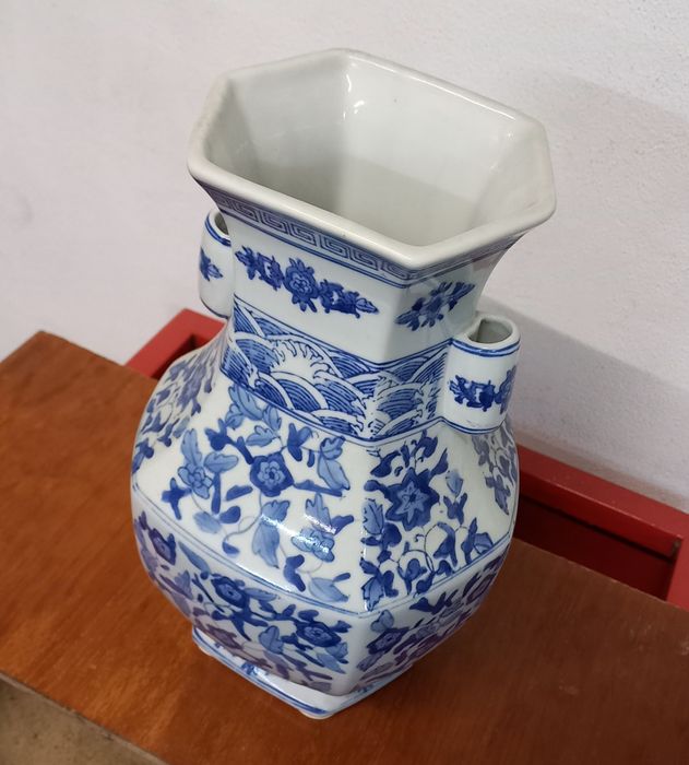 Jarro alto azul e branco