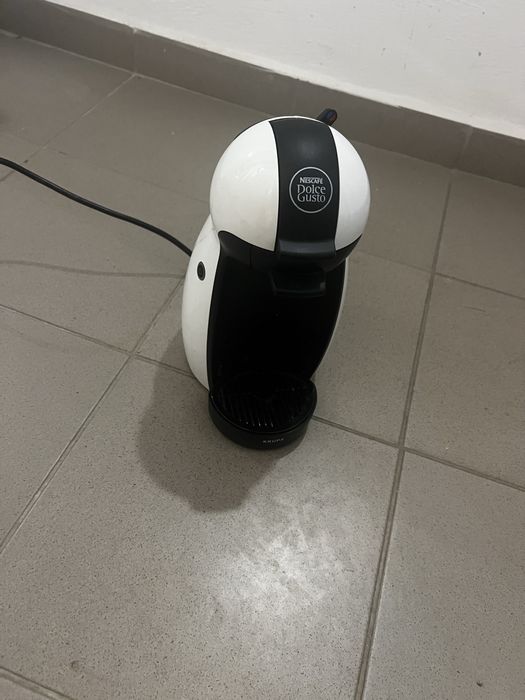 Biało-czarny ekspres kapsułkowy Krups Nescafe Dolce Gusto Piccolo.