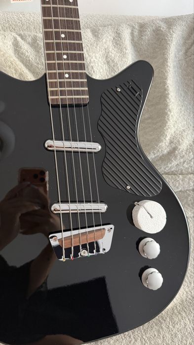 Spredam nowa electryczna gitare Danelectro