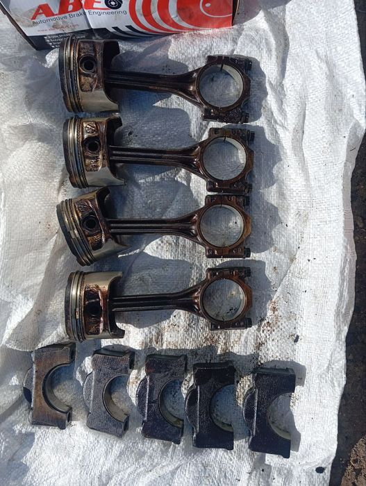 Колінвал, шатуни VW Golf IV 1.4 v16