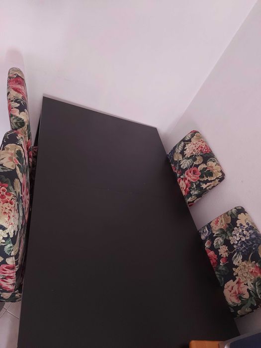 Conjunto: mesa extensível e 6 cadeiras